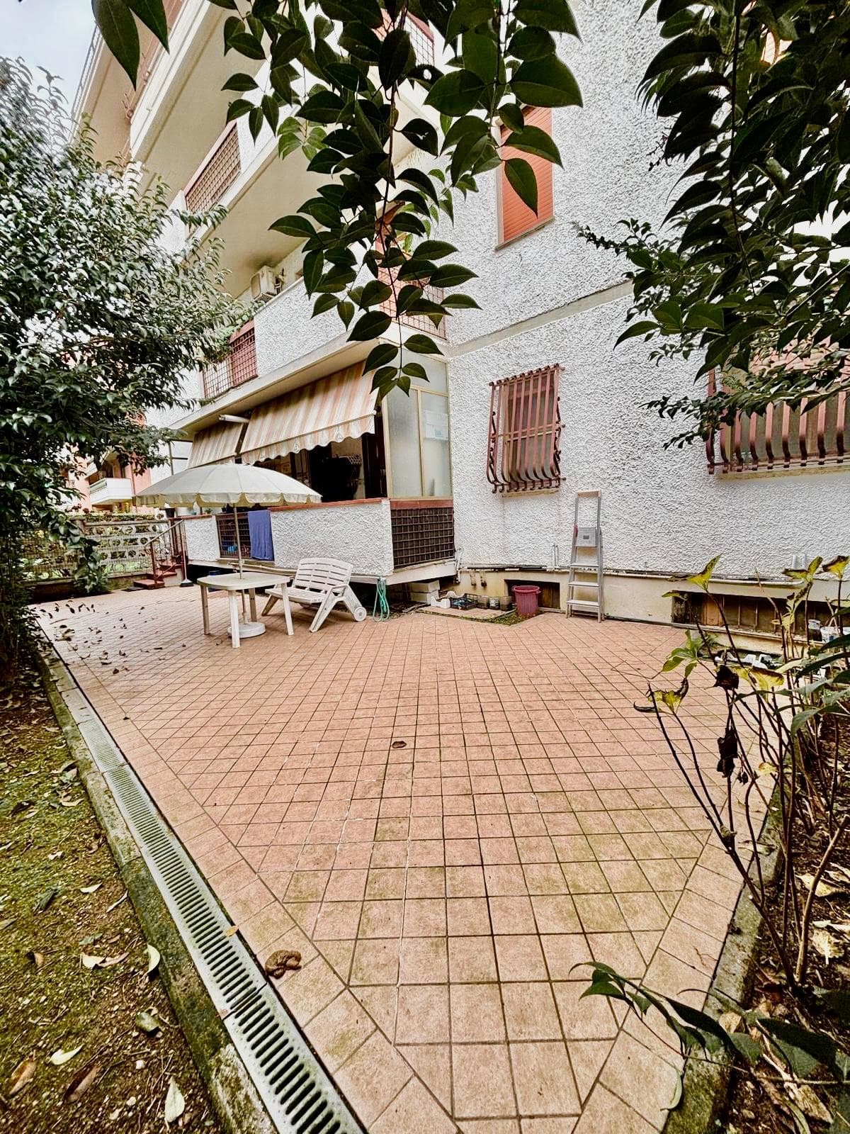 APPARTAMENTO CON GIARDINO E POSTO AUTO