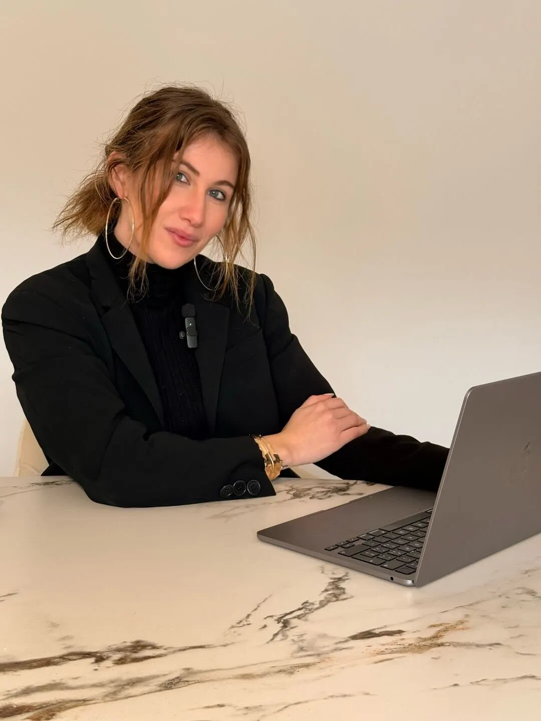 Chiara Innocenti al lavoro, fra una pratica e l'altra